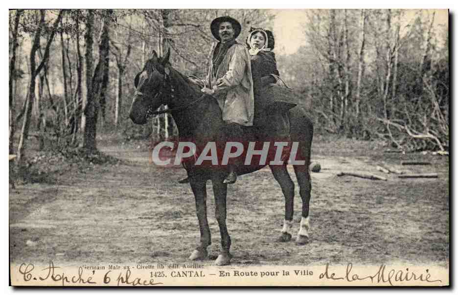 CPA Folklore Cantal En route pour la ville Cheval