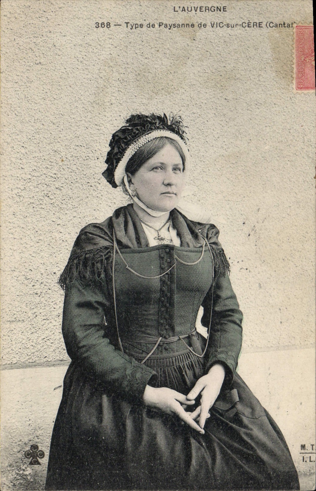 CPA Folklore Auvergne Type de paysanne de Vix sur Cere
