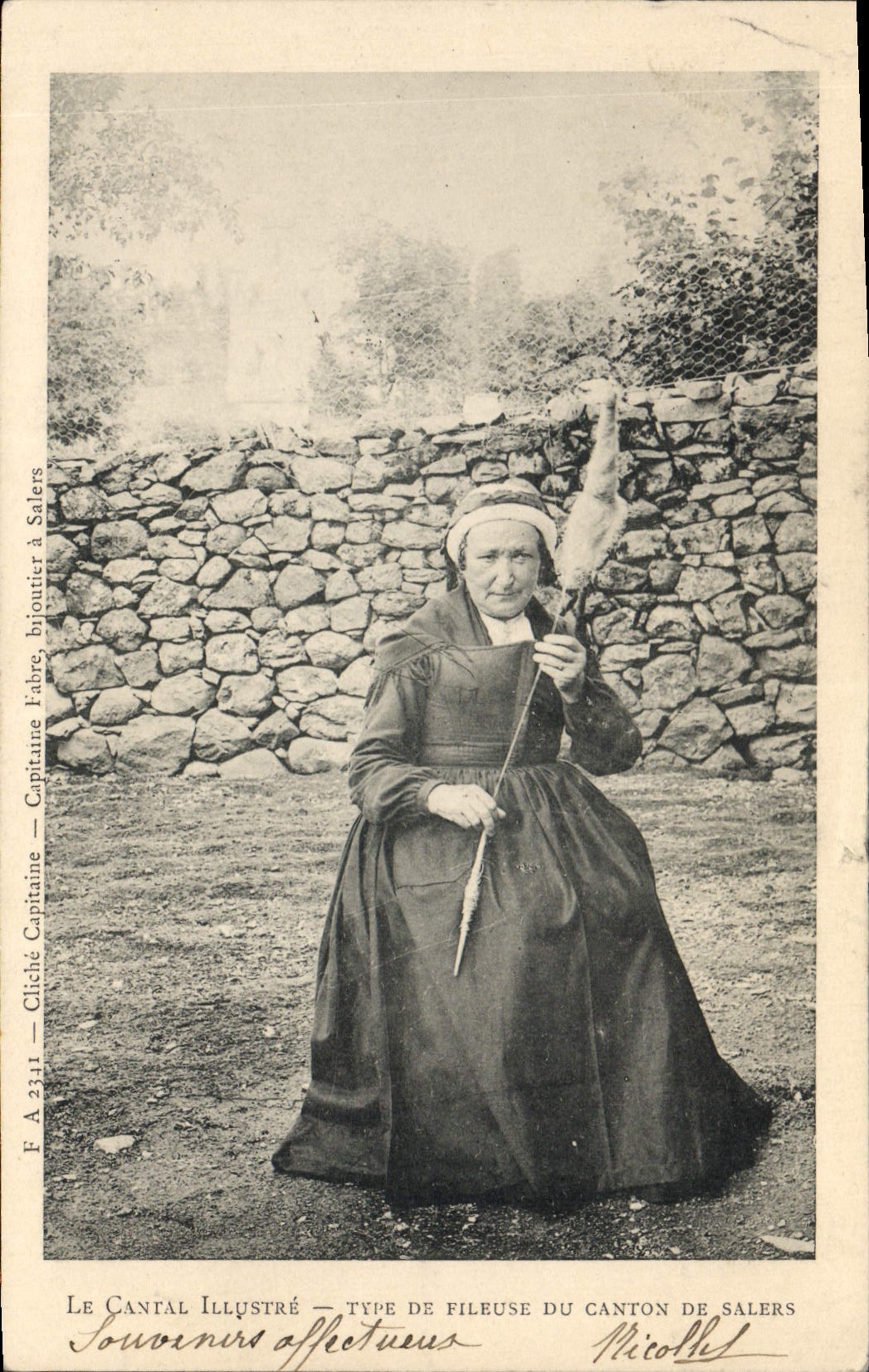 CPA Folklore Cantal Type de fileuse du canton de Salers