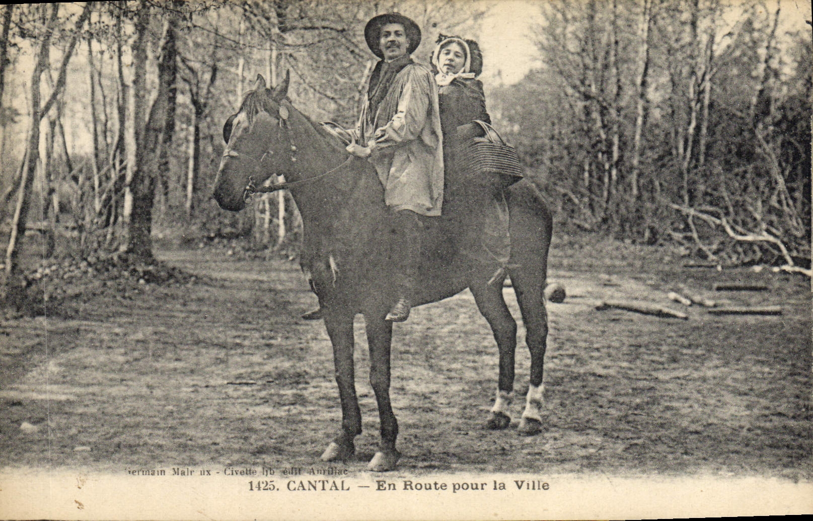 CPA Folklore Cantal En route pour la ville Cheval