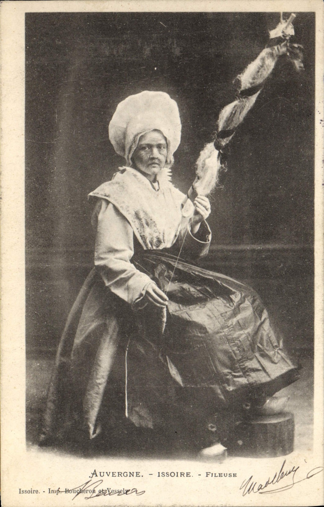 CPA Folklore Auvergne Issoire Fileuse 