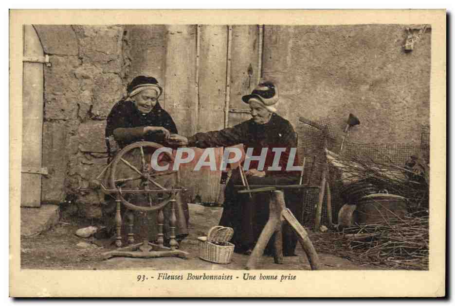 CPA Folklore Fileuses bourbonnaises Une bonne prise