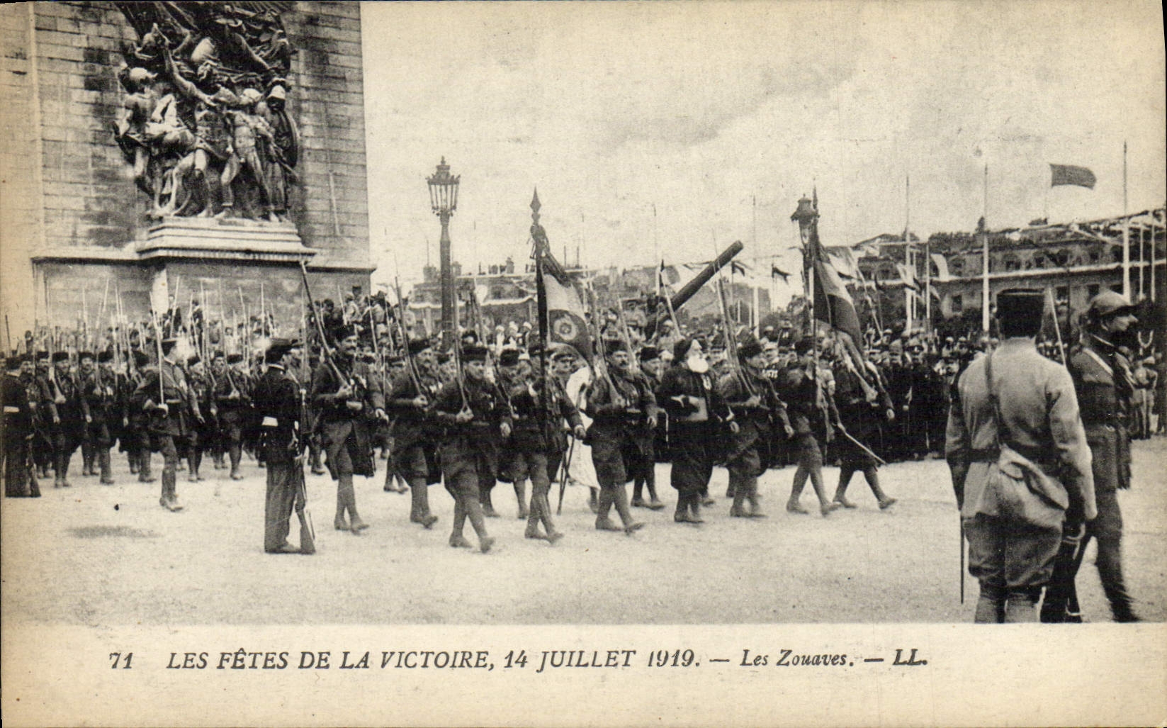 CPA Militaria Les Fetes de la Victoire 14 Juillet 1919 Les zouaves