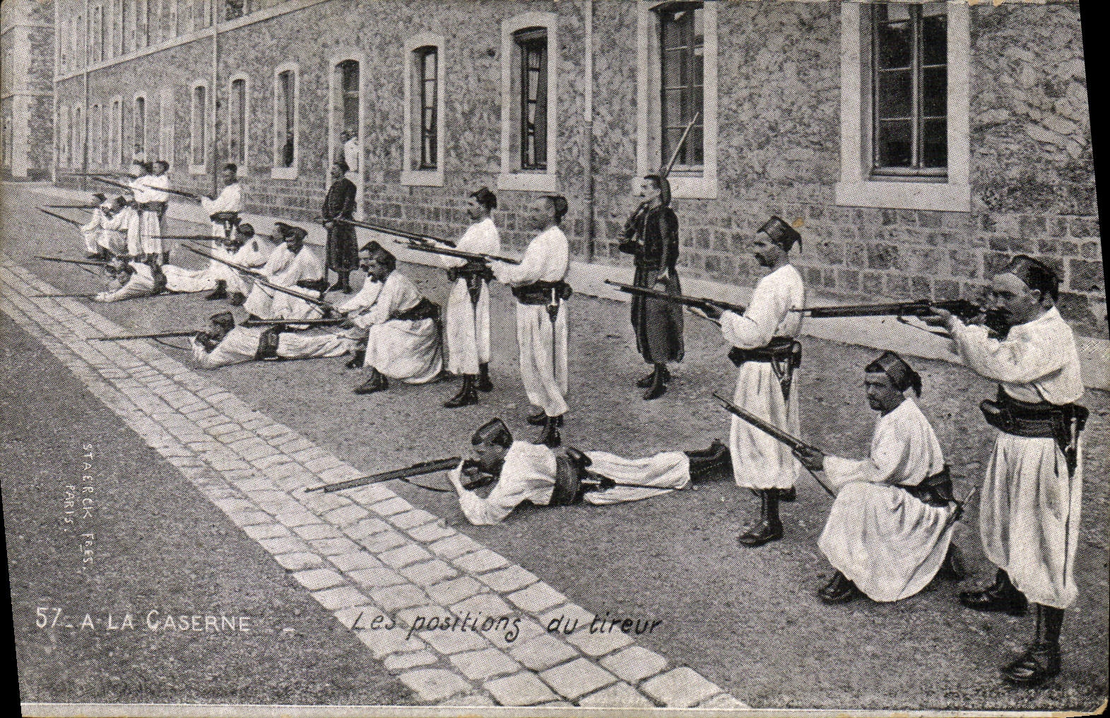 CPA Militaria a la caserne Les positions du tireur 