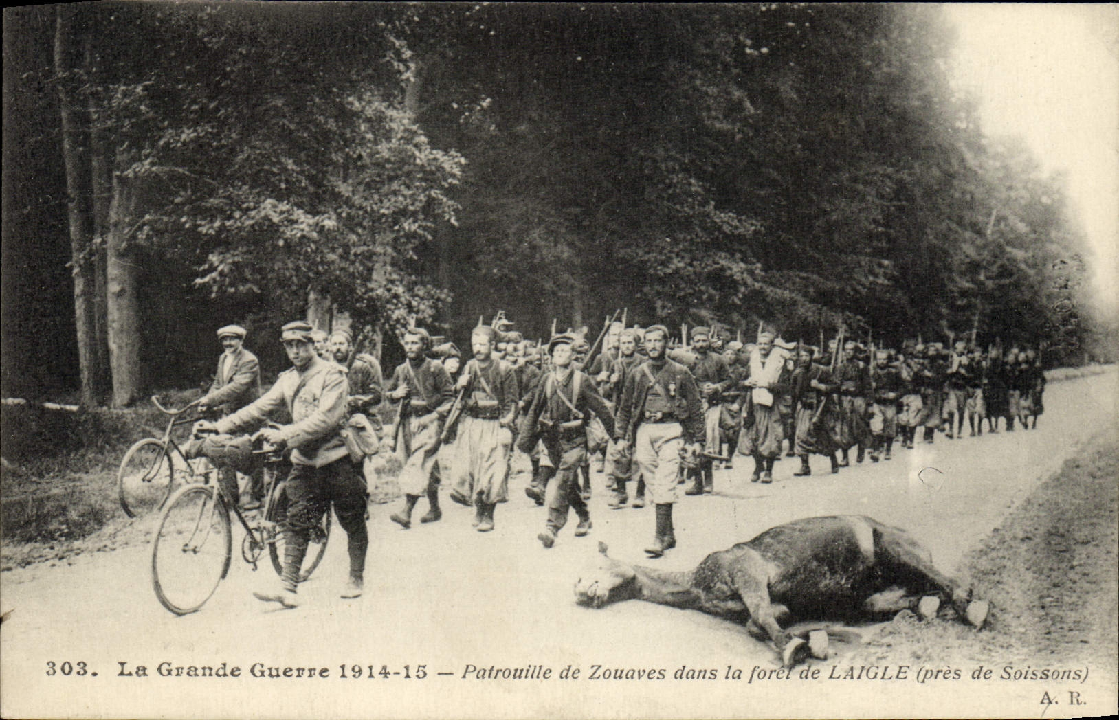 CPA Militaria Patrouille de zouaves dans la foret de Laigue Bataille de Vic sur l'Aisne