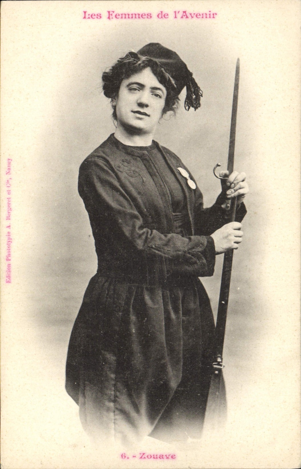 CPA Militaria Femme Zouave
