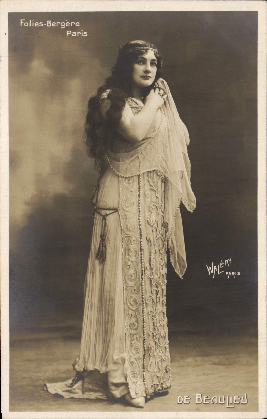 CPA Fantaisie Femme Folies Bergere De Beaulieu
