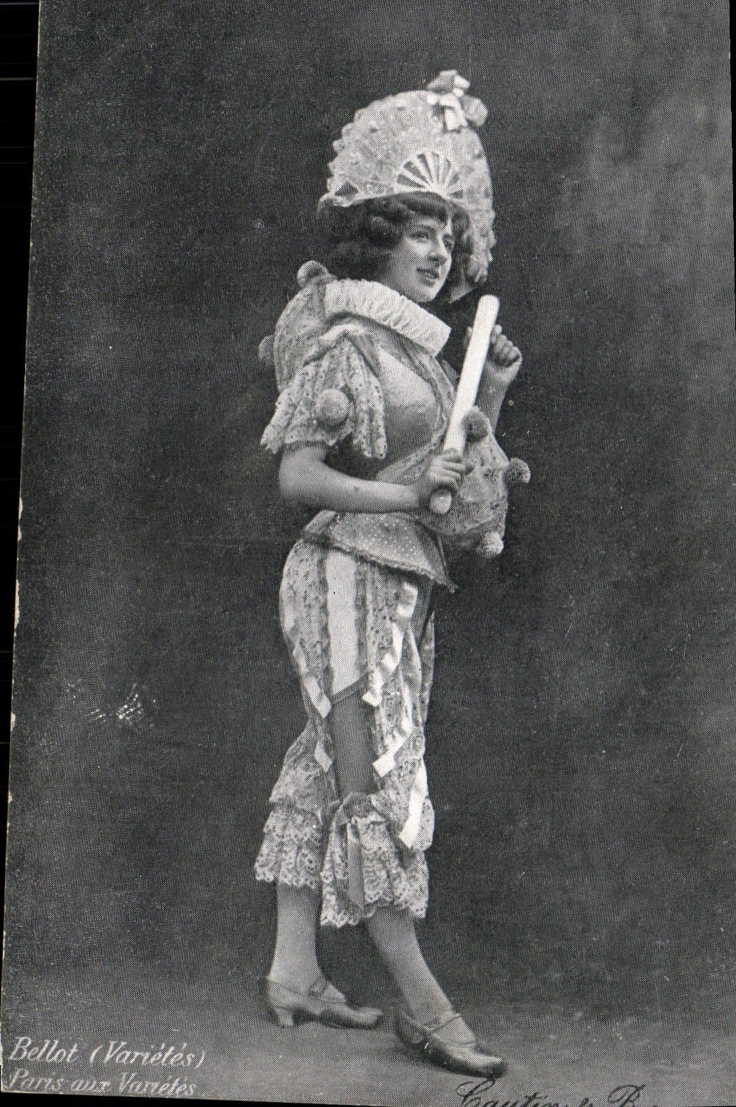 CPA Fantaisie Femme Cautun Bellot Paris Varietes