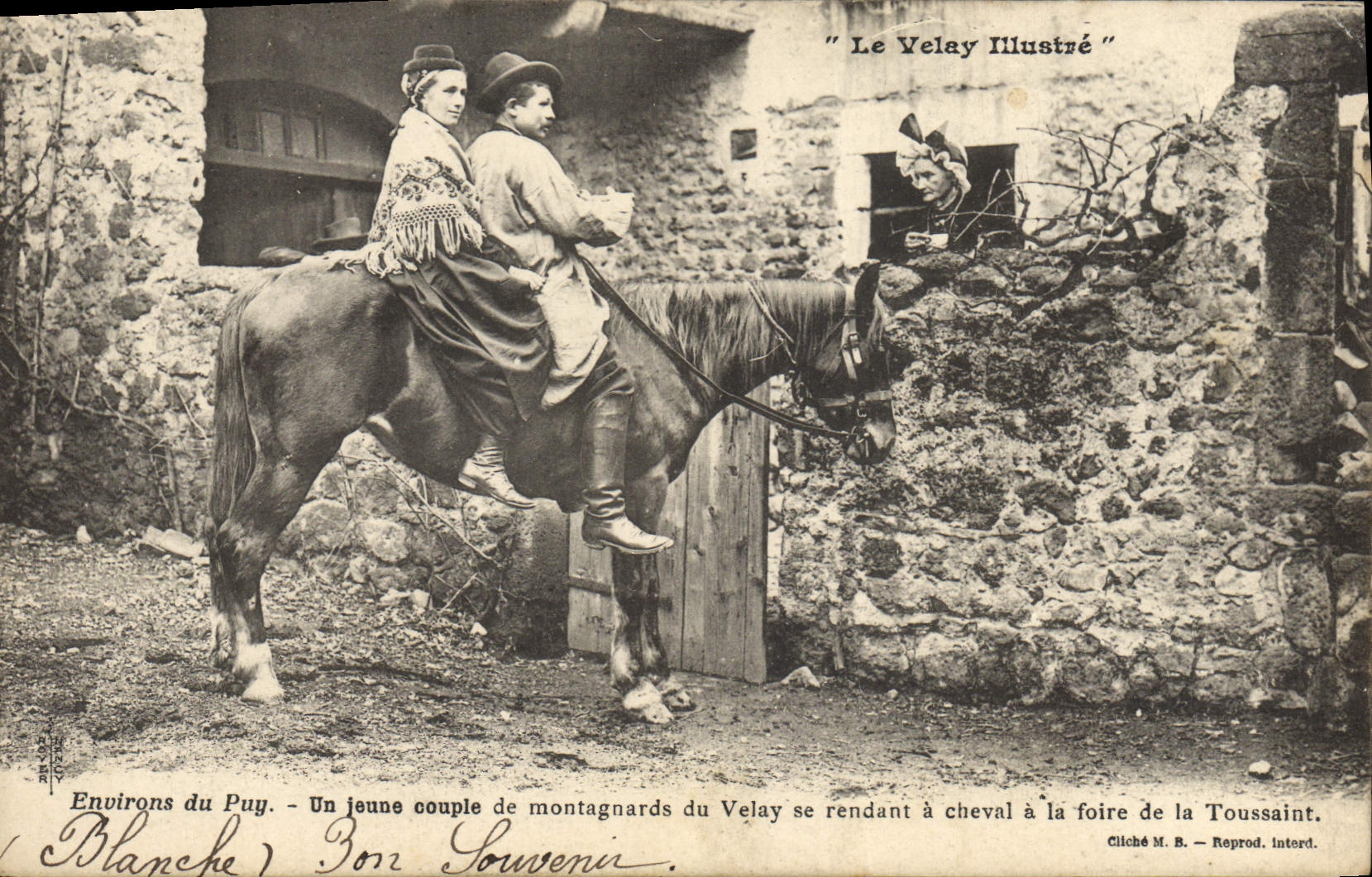 CPA Folklore Le Velay Environs du Puy Un jeune couple de montagnards du Velay se rendant a cheval a la foire Toussaint