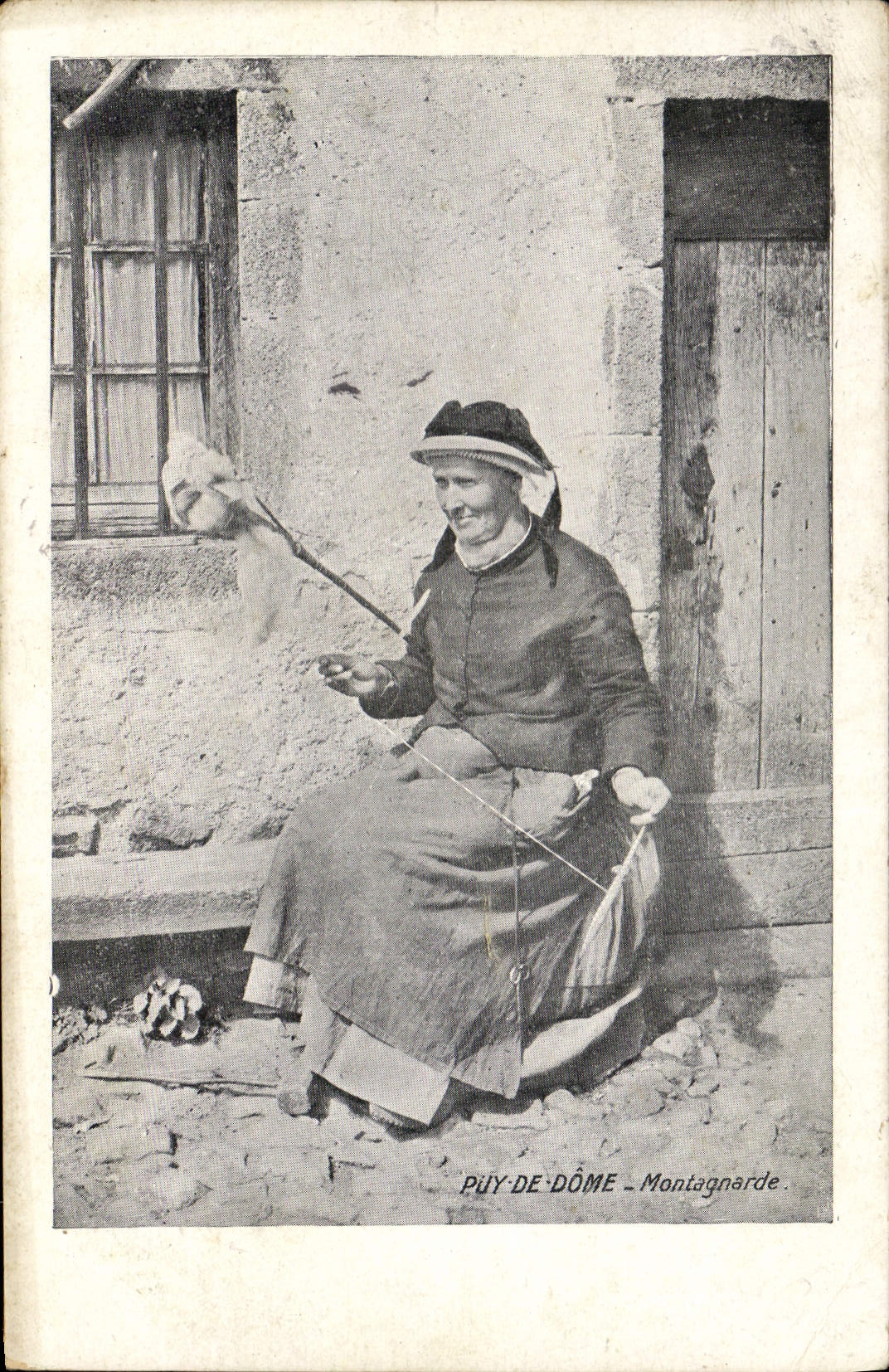 CPA Folklore Puy de Dome Montagnarde