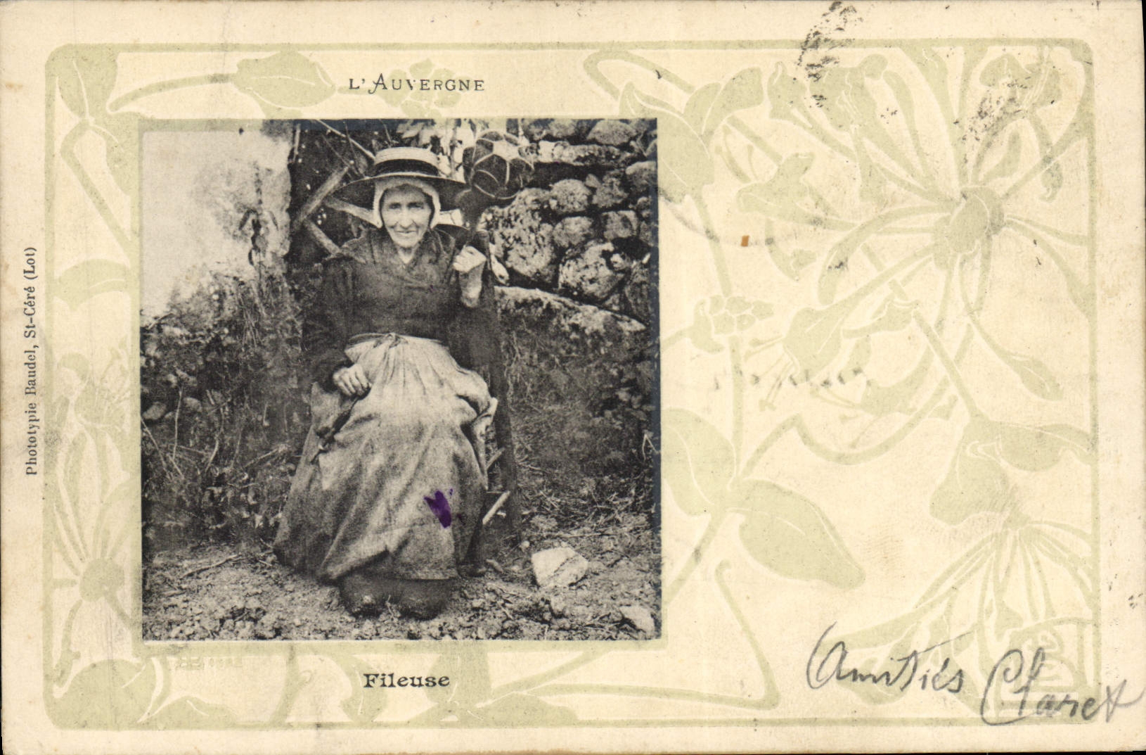 CPA Folklore Auvergne Fileuse