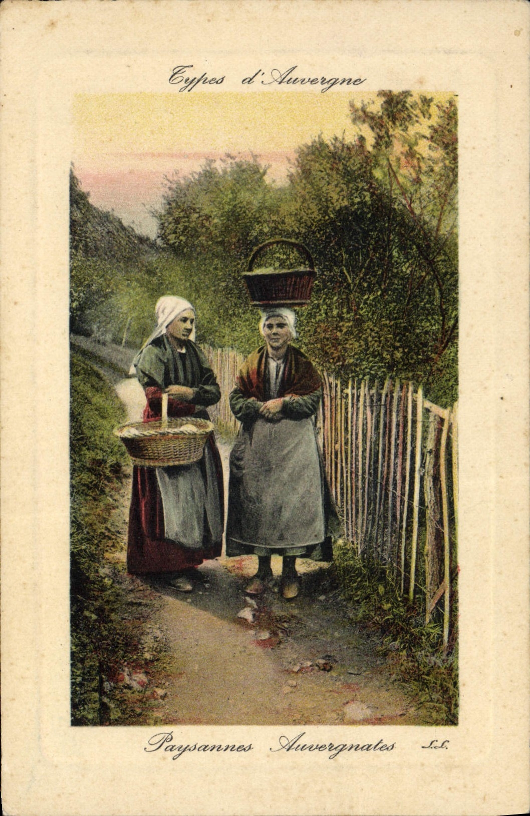 CPA Folklore Auvergne Paysannes Auvergnates