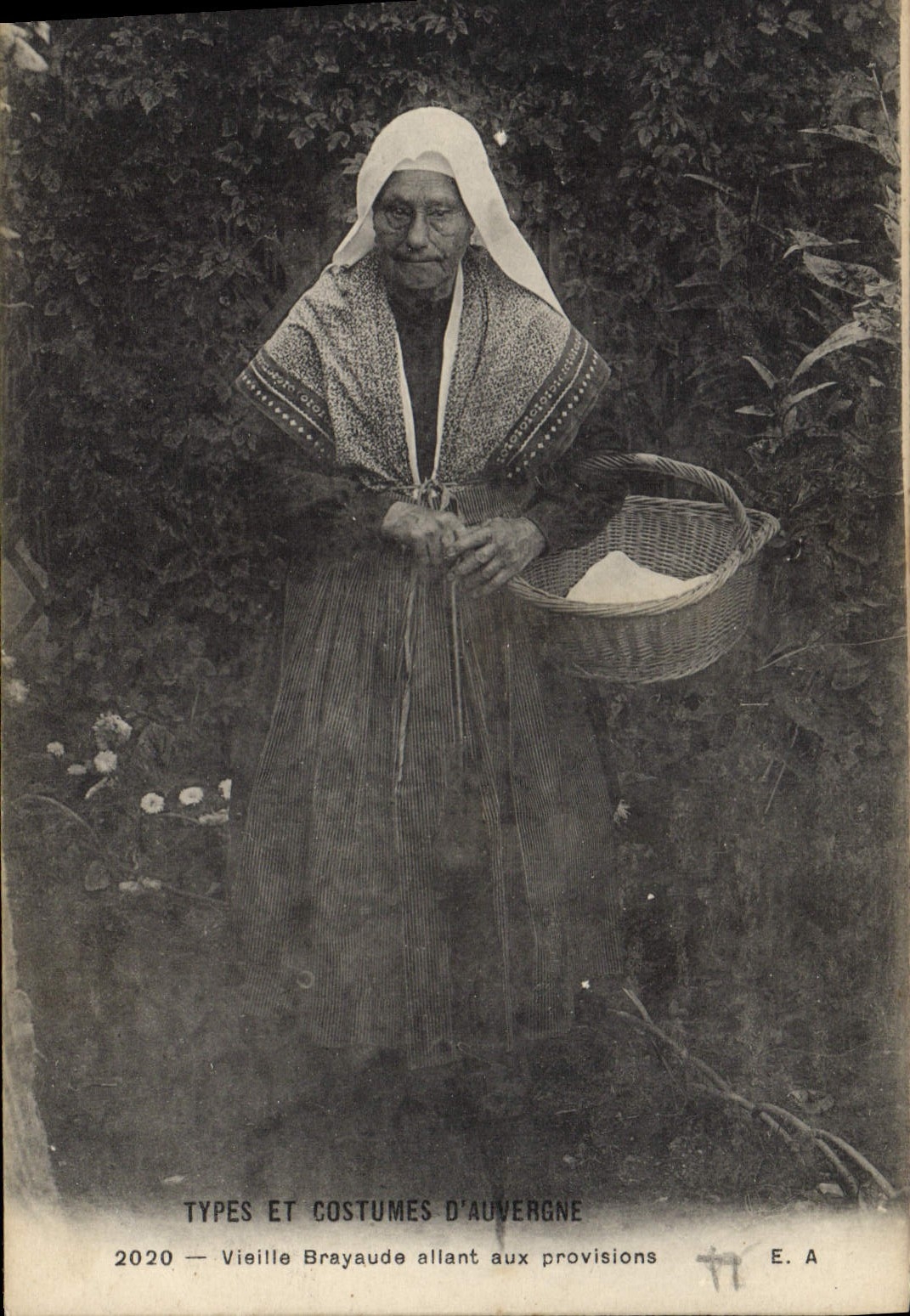 CPA Folklore Auvergne Vieille Brayaude allant aux provisions