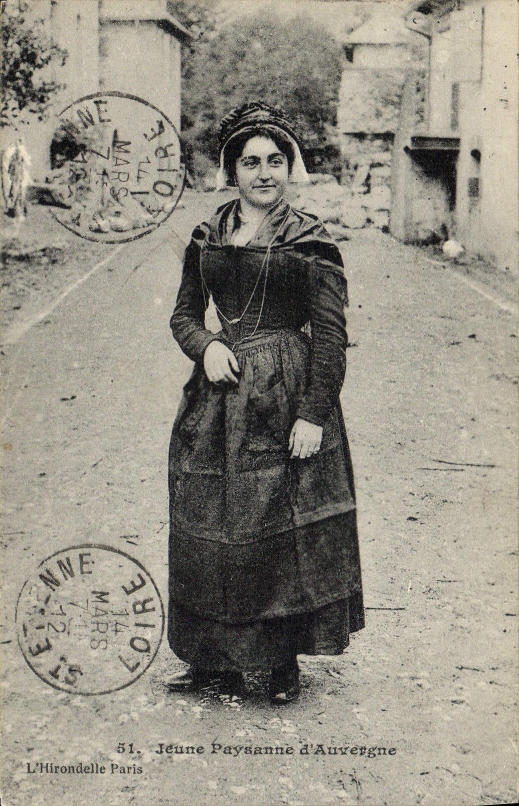CPA Folklore Jeune paysanne d'Auvergne