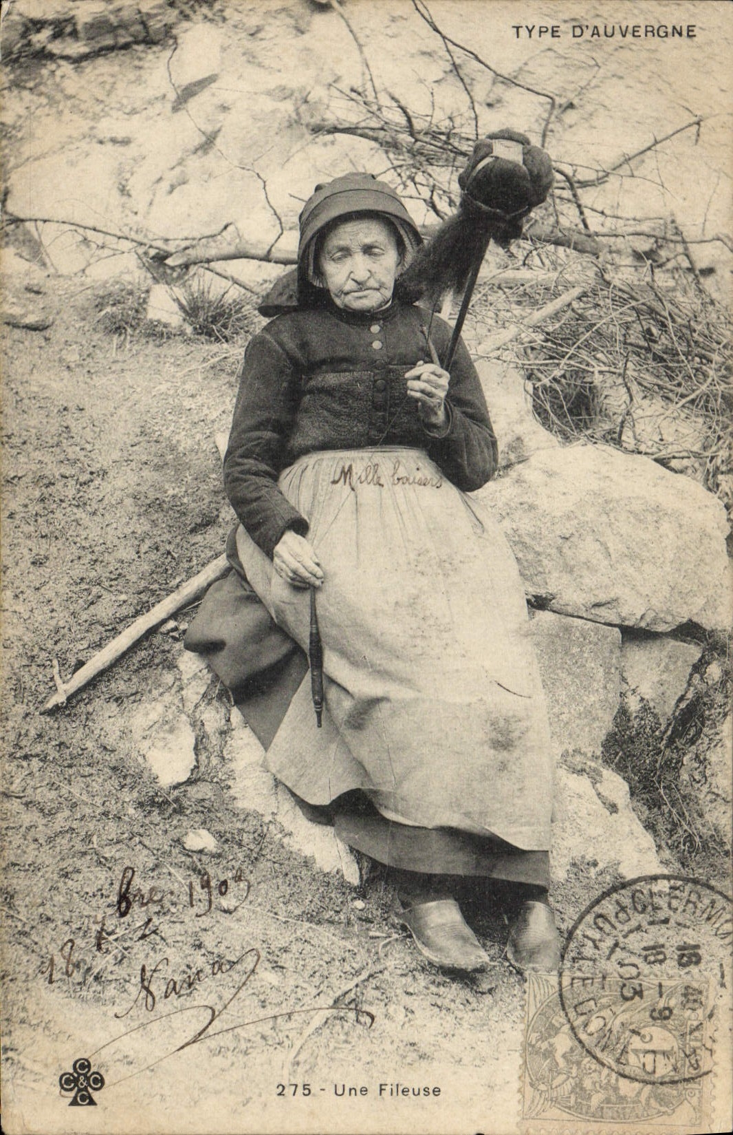 CPA Folklore Auvergne Une fileuse