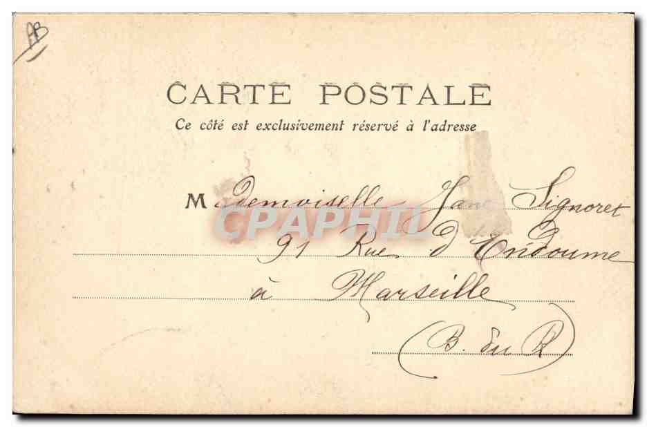 CPA Folklore Auvergne Une fileuse — Verso