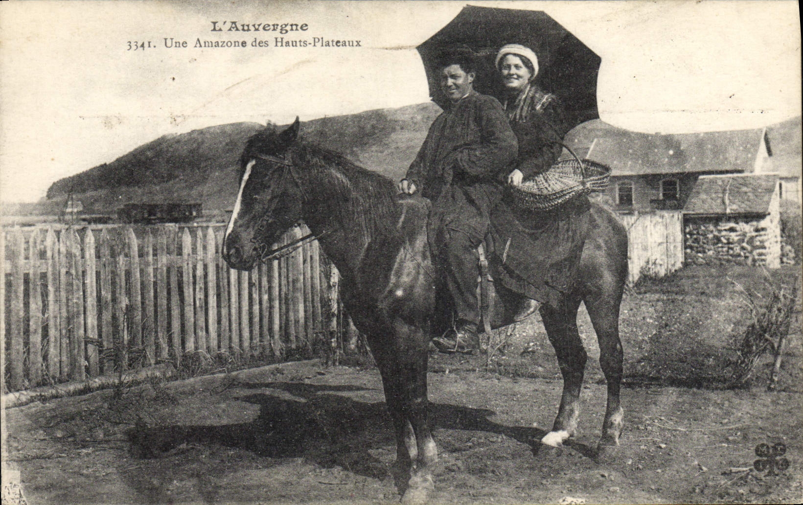 CPA Folklore Auvergne Une Amazone des Hauts plateaux Cheval