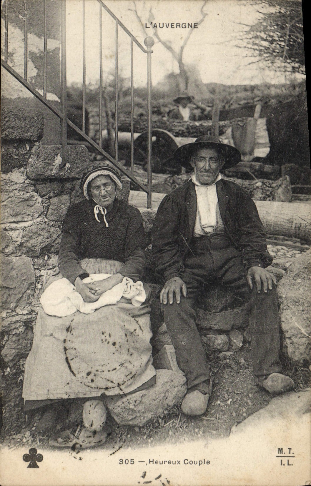 CPA Folklore Auvergne Heureux couple