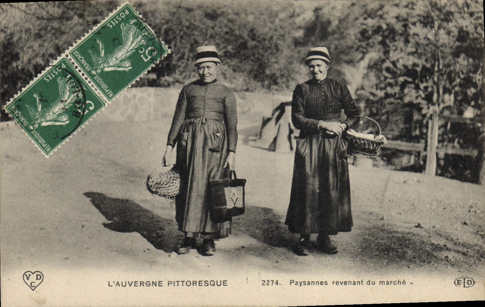 CPA Folklore Auvergne Paysannes revenant du marche 
