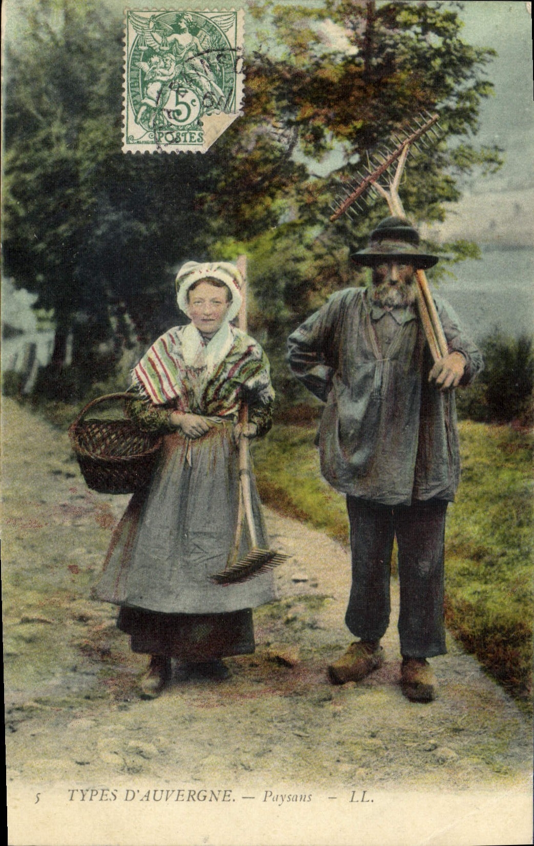 CPA Folklore Auvergne Paysans 