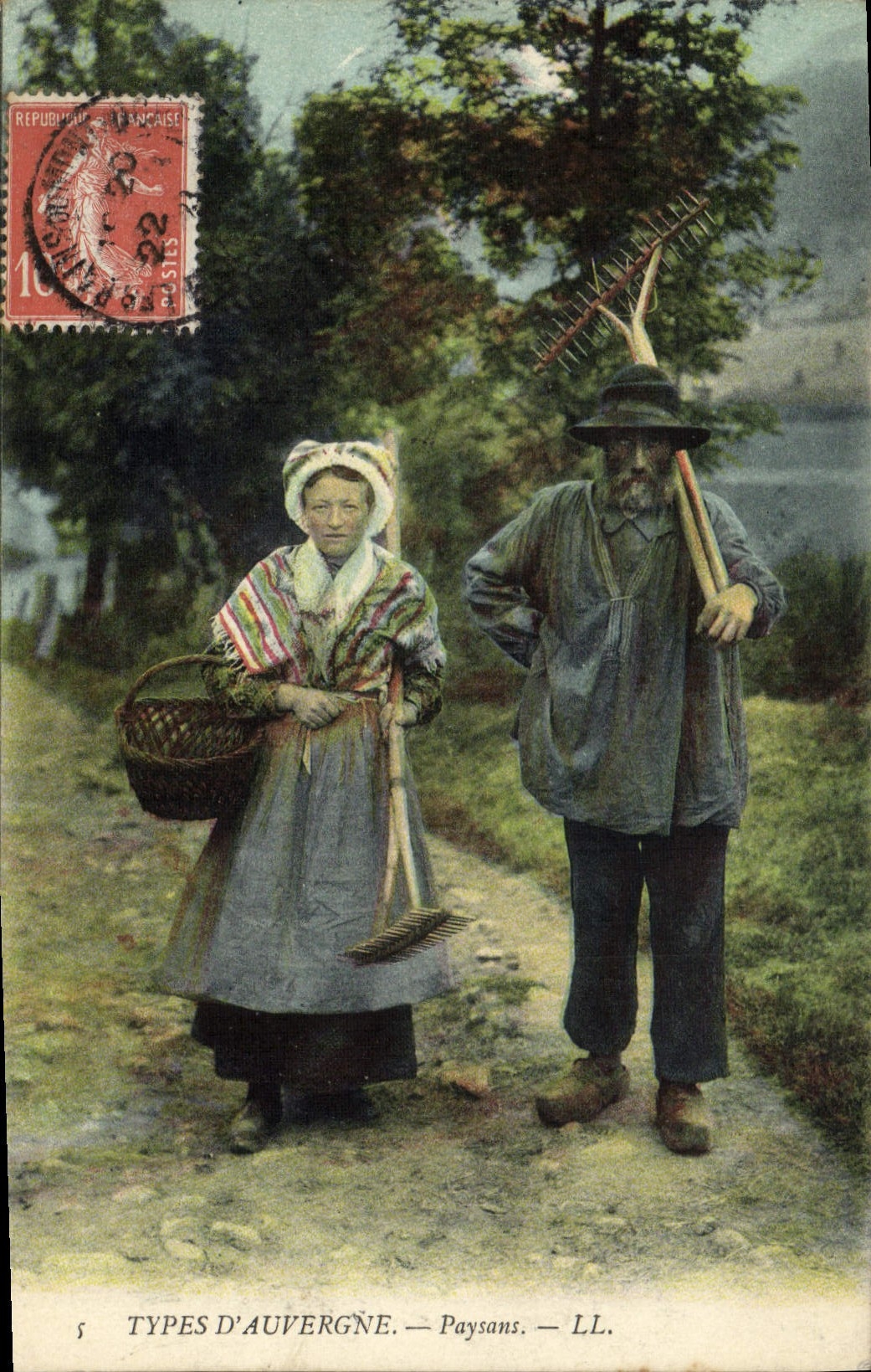 CPA Folklore Auvergne Paysans