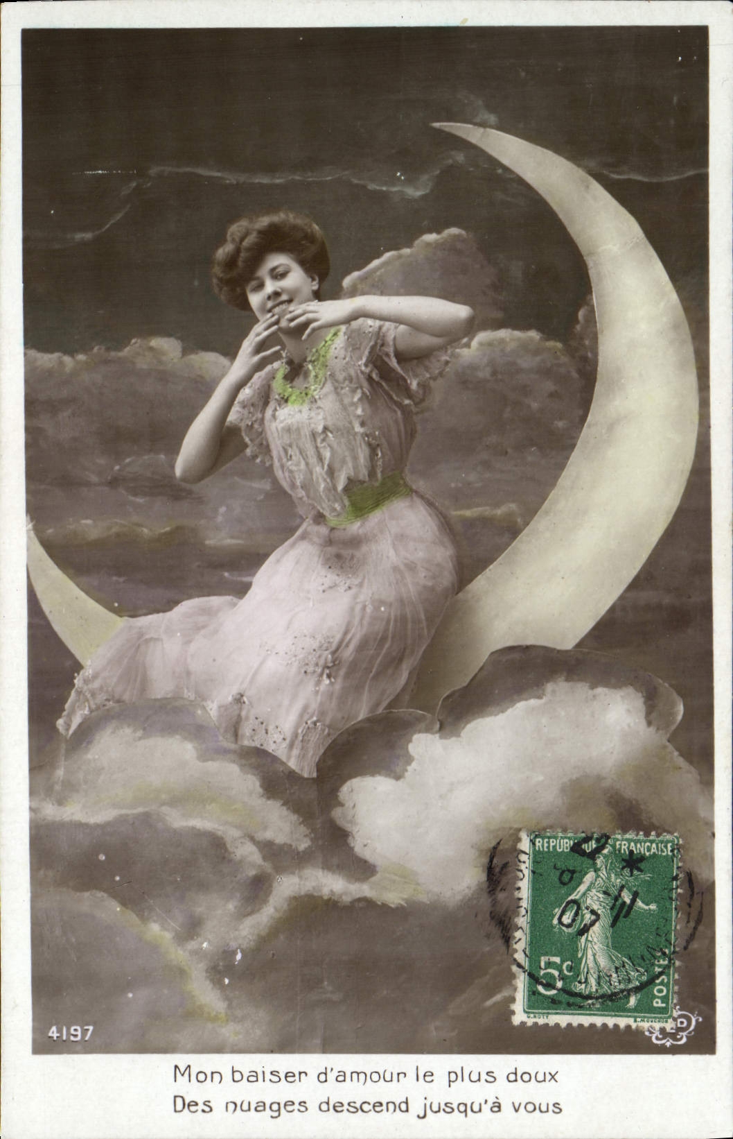 Femme assise sur croissant de lune — texte amoureux — éditeur non identifié, n° de série 4197
