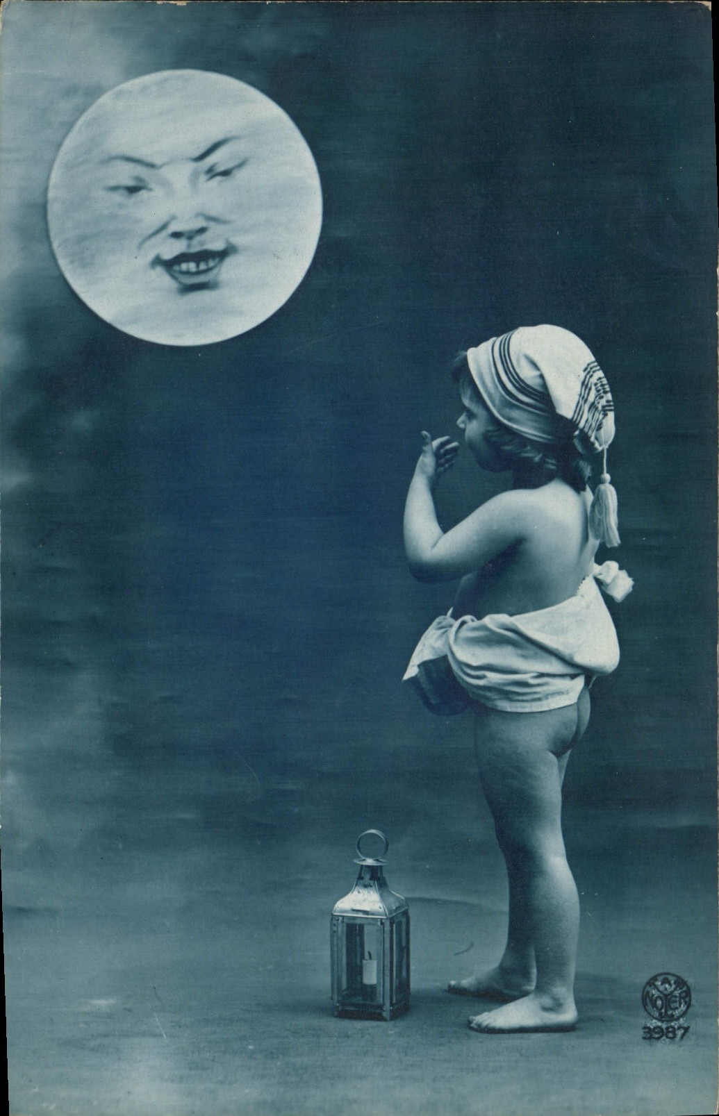 Enfant regardant la Lune souriante — éditeur NOE n°3987