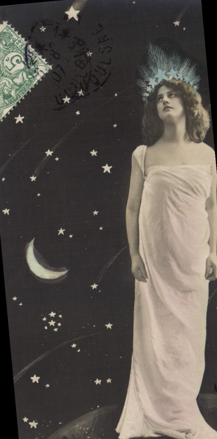 Femme en robe blanche sous un ciel étoilé — éditeur inconnu, n° de série non visible