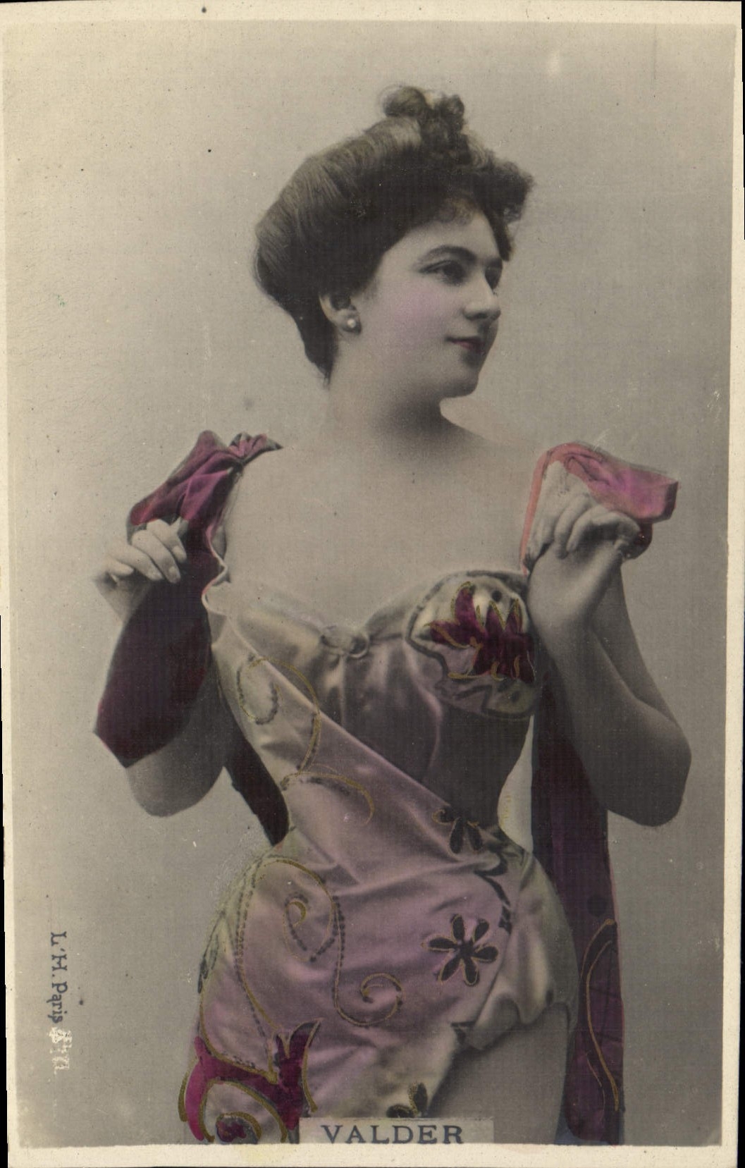 Femme en robe de soirée — Valder — L.T.H. Paris