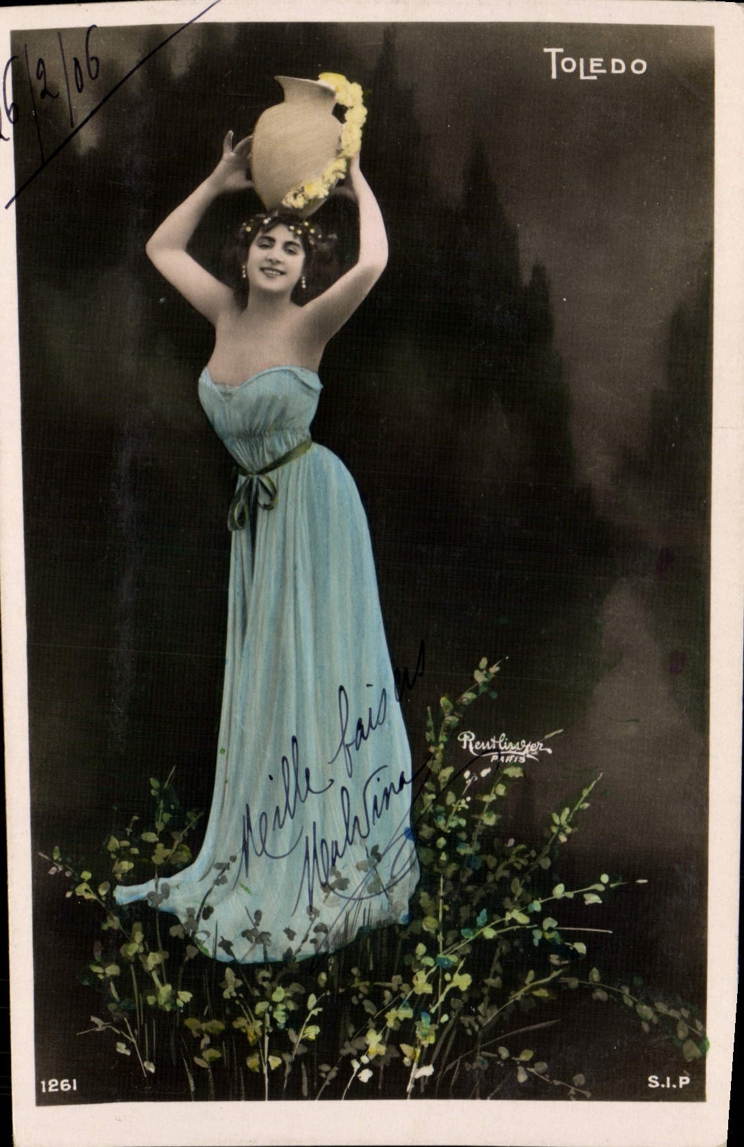 Femme en robe bleue tenant un vase — Toledo — Reutlinger Paris, n° 1261