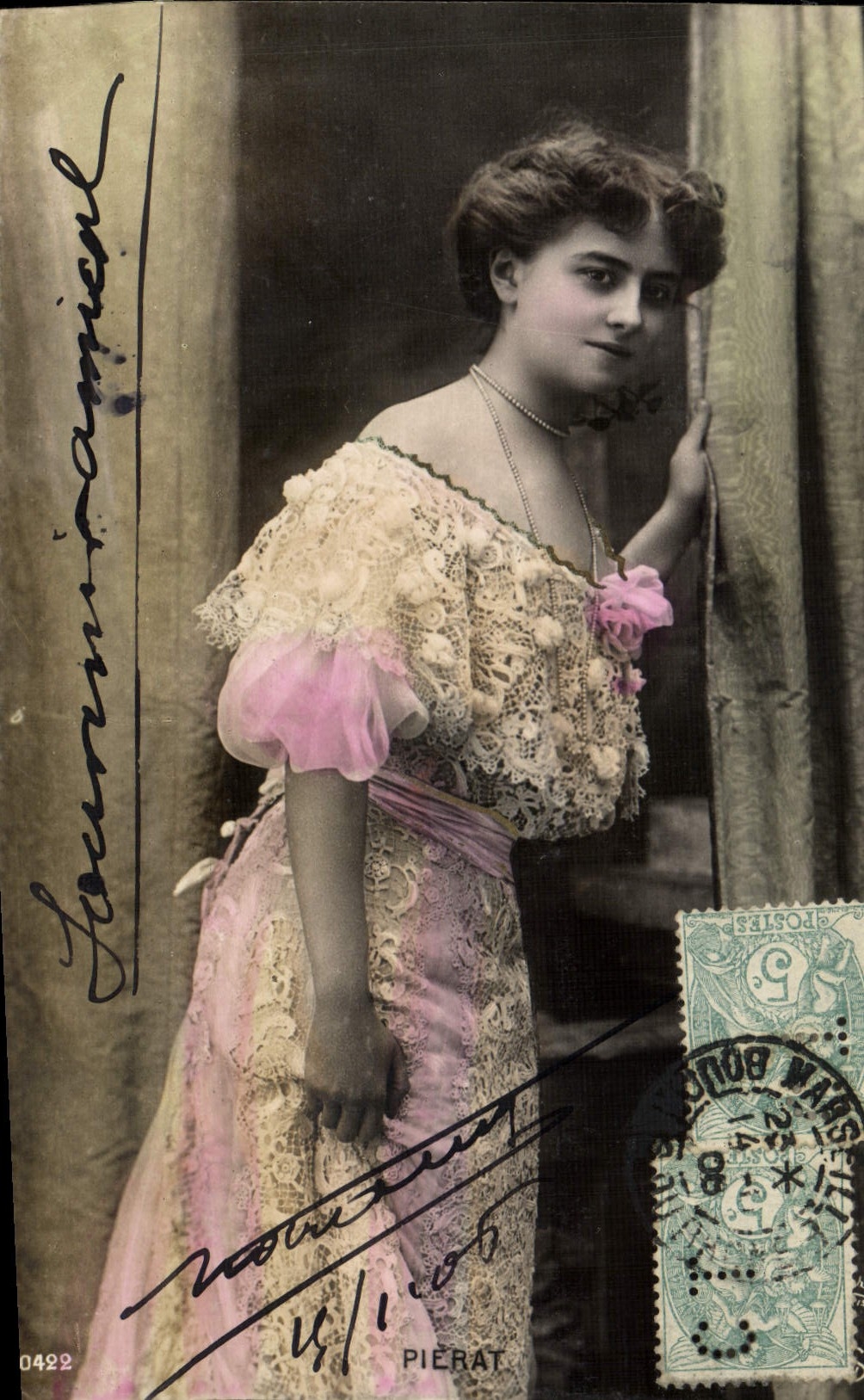 Jeune femme en robe rose et dentelle — éditeur Piérat n° 0422