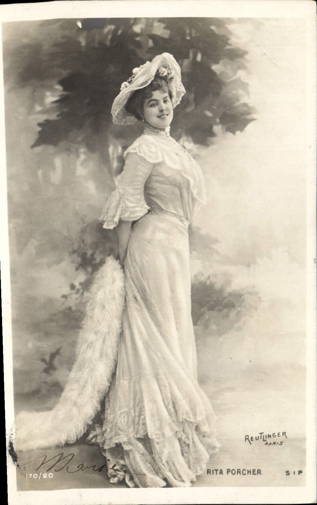 Rita Porcher — Portrait en robe de soirée avec chapeau — Reutlinger Paris S.I.P. n° 170/20