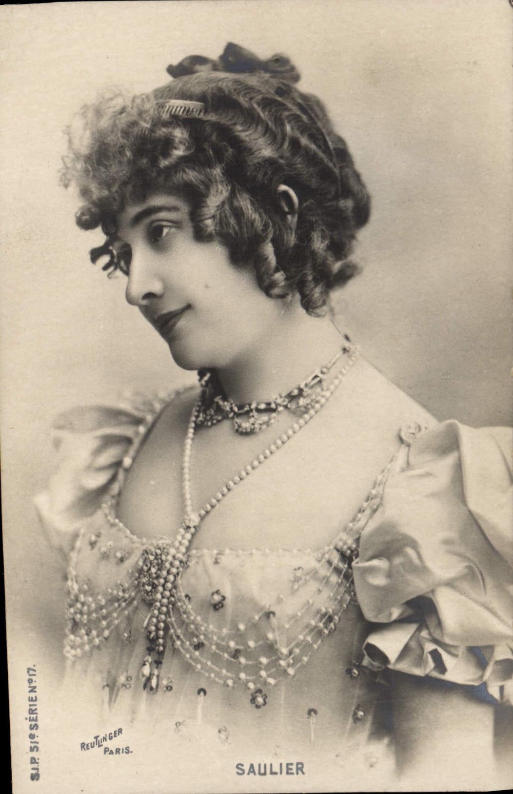 Saulier — Portrait de femme en robe ornée de perles — Reutinger Paris, série n°17