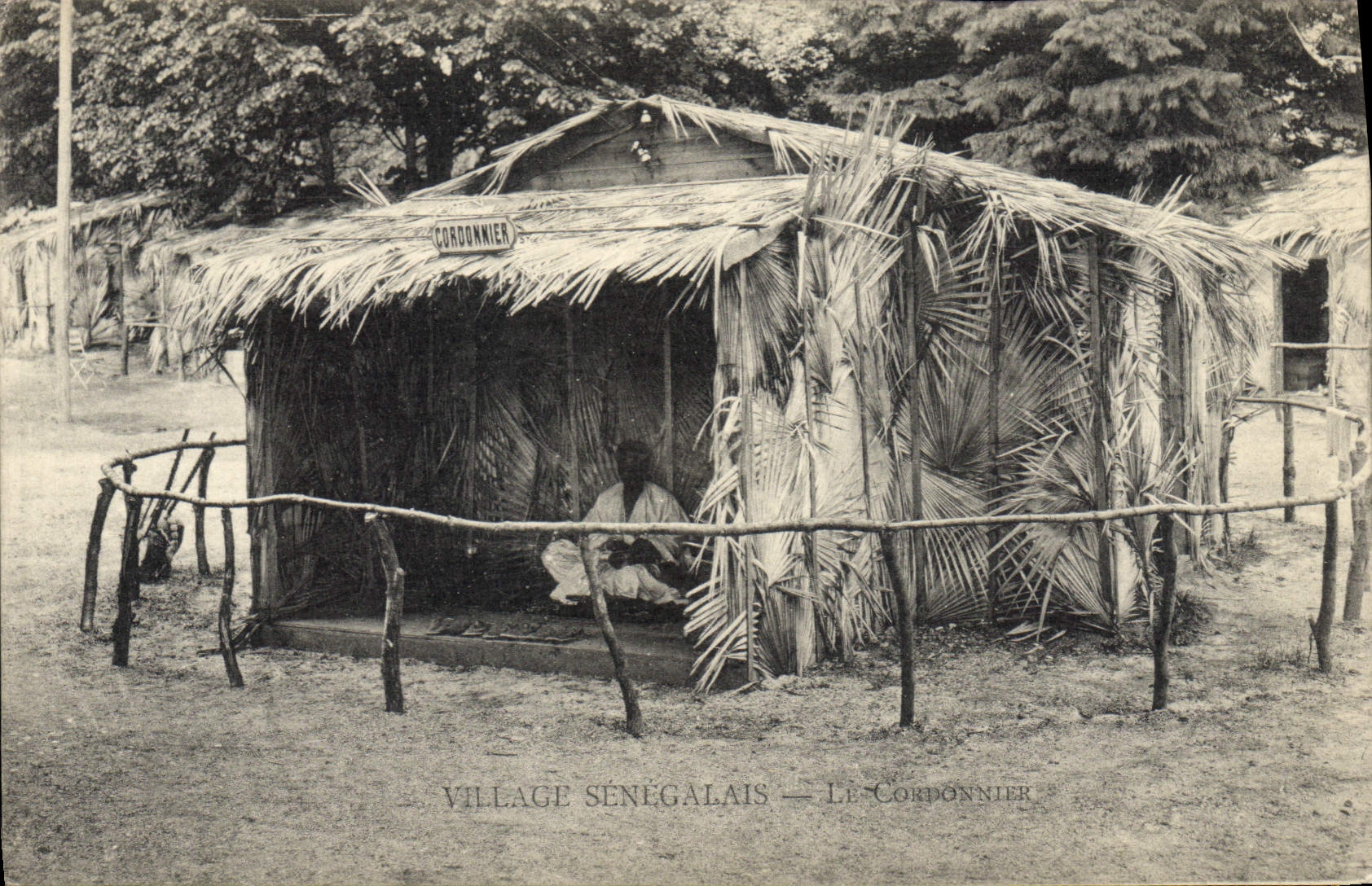 CPA Negre Homme Noir Village Senegalais Le coordonnier