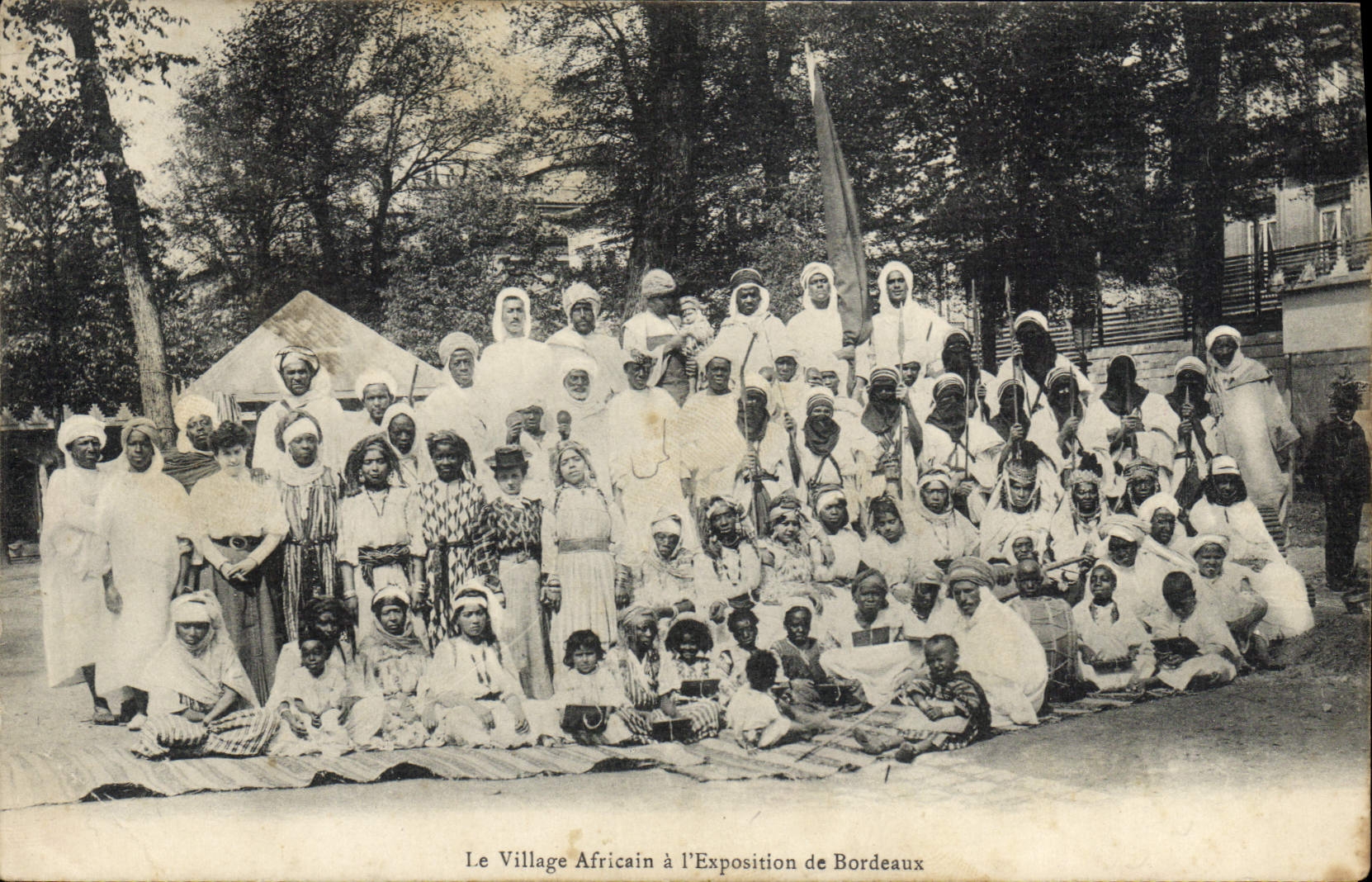 CPA Negre Homme Noir Le village africain a l'exposition de Bordeaux