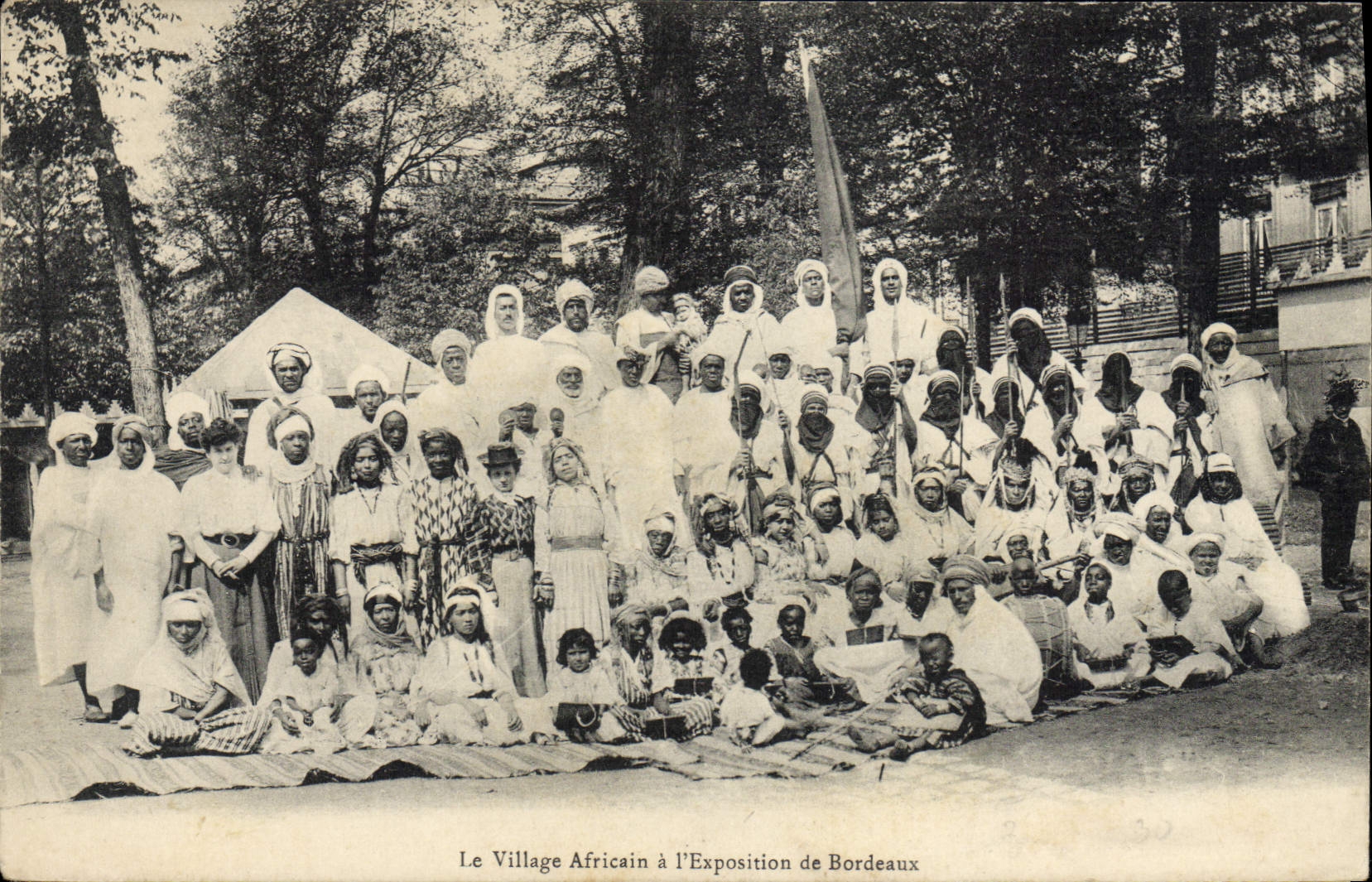 Der afrikanische Dorfstand am Bordeaux-Messestand — Kolonialmesse 1937 — Verlag nicht sichtbar