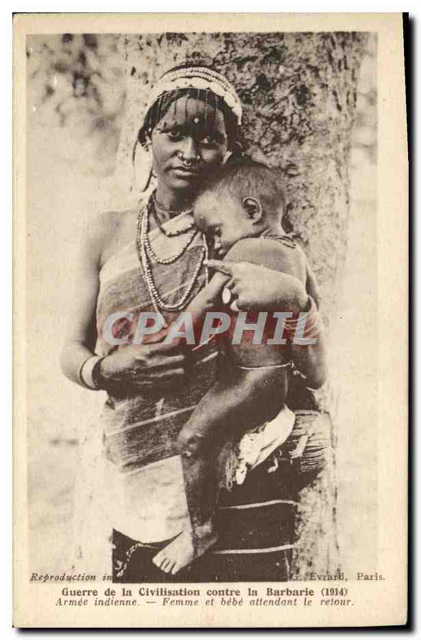 CPA Negre Femme Noire Guerre de civilisation contre la barbarie 1914 Armee indienne Femme et bebe attendant le retour
