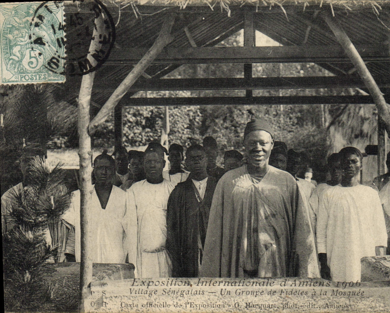 Village Sénégalais — Un Groupe de Fidèles à la Mosquée — Exposition Internationale d'Amiens 1906 — O. Barquart, phot.-édit., Amiens