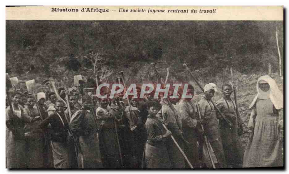 CPA Negre Homme Noir Missions d'Afrique Une societe joyeuse rentrant du travail
