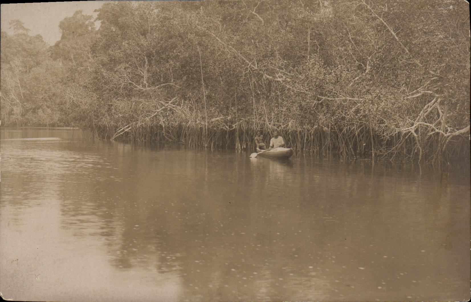 CARTE PHOTO Negre Homme Noir en pirogue