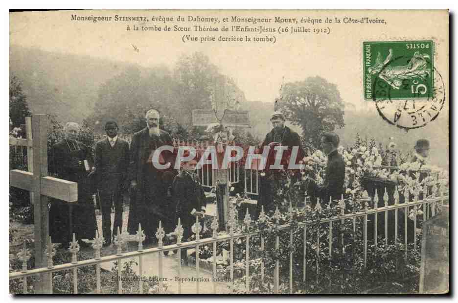 Monseigneur Steinmetz, évêque du Dahomey, et Monseigneur Moury, évêque de la Côte-d'Ivoire, à la tombe de Sœur Thérèse de l'Enfant-Jésus (Vue prise derrière la tombe) — Édition Lédoix — Reproduction intérieure