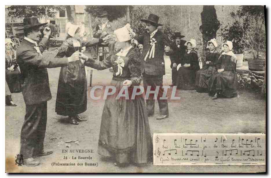 CPA Folklore Auvergne La bourree Presentation des Dames 