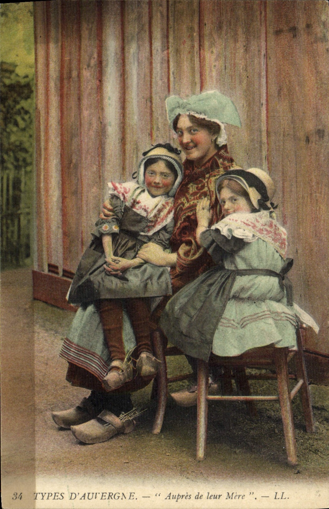 CPA Folklore Auvergne Aupres de leur mere Enfant