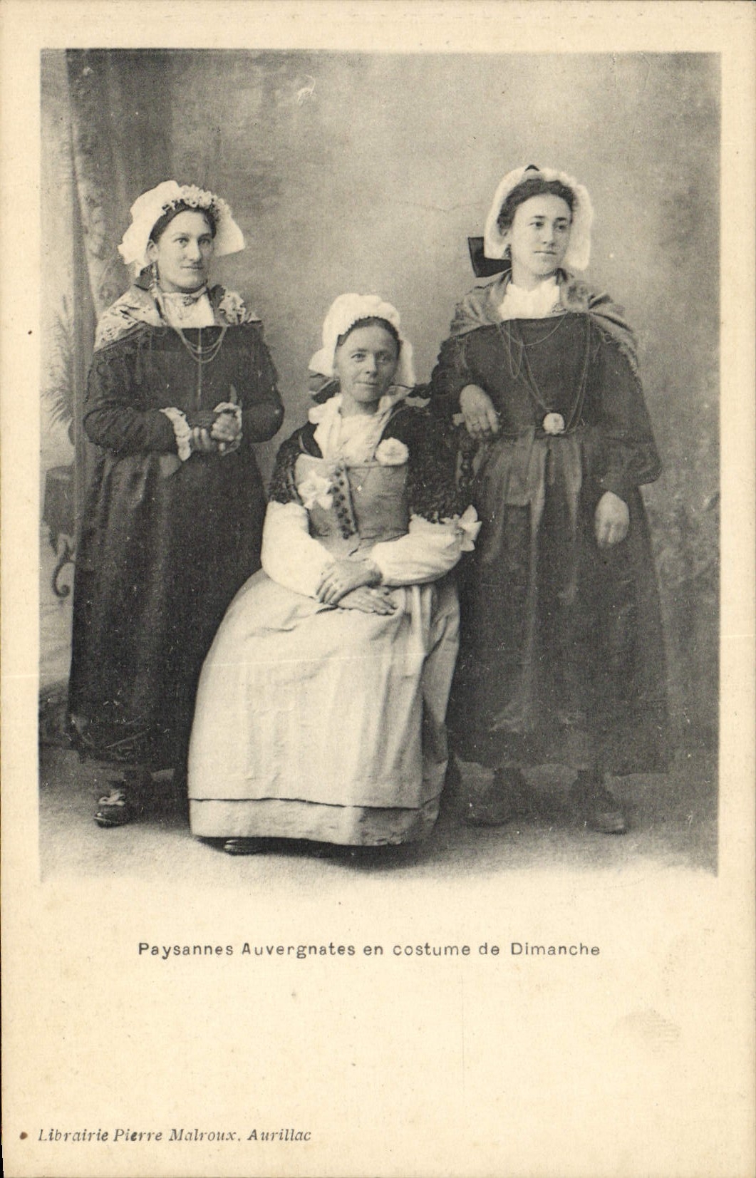 CPA Folklore Paysannes Auvergnates en costume de dimanche