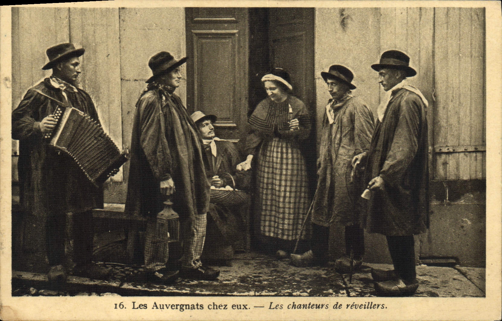CPA Folklore Les Auvergnats chez eux Les chanteurs de reveillers Accordeon