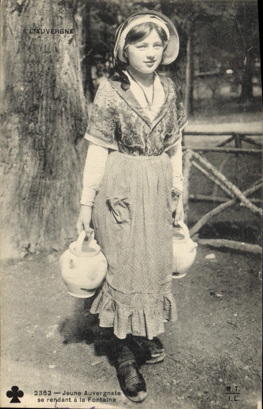 CPA Folklore Jeune Auvergnate se rendant a la fontaine Auvergne 