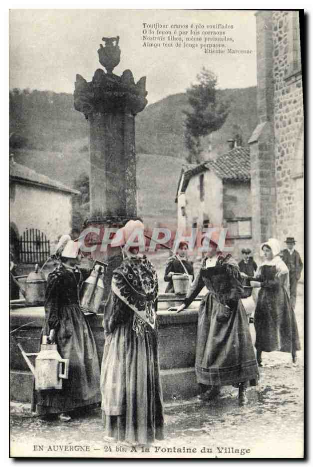 CPA Folklore En Auvergne A la fontaine du village 