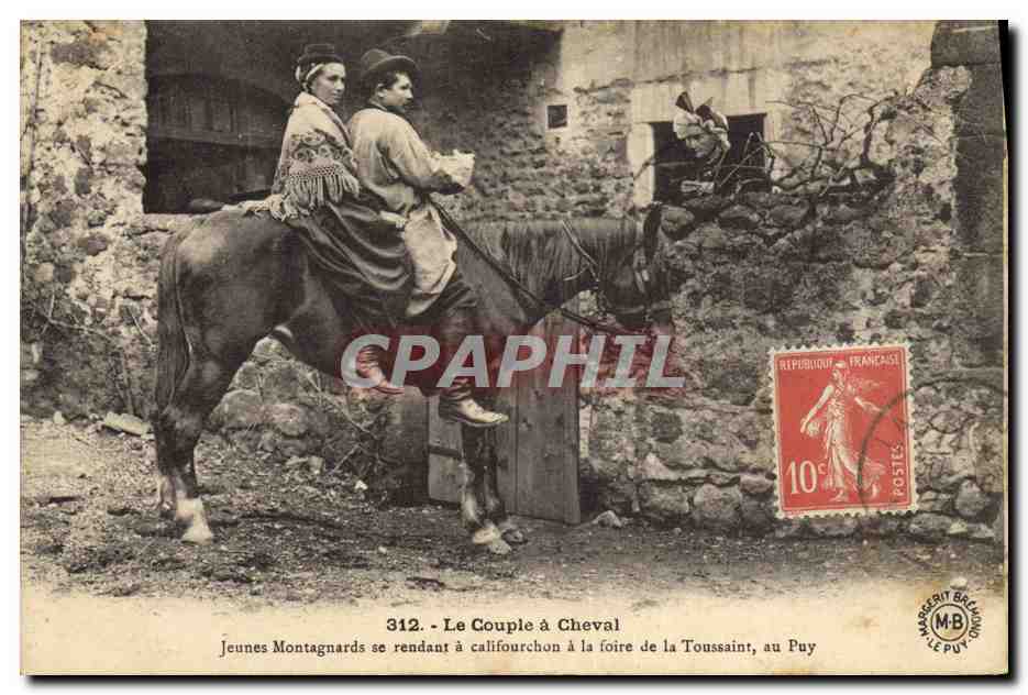 CPA Folklore Le couple a cheval Jeunes montagnars se rendant a califourchon a la foire de la Toussaint au Puy