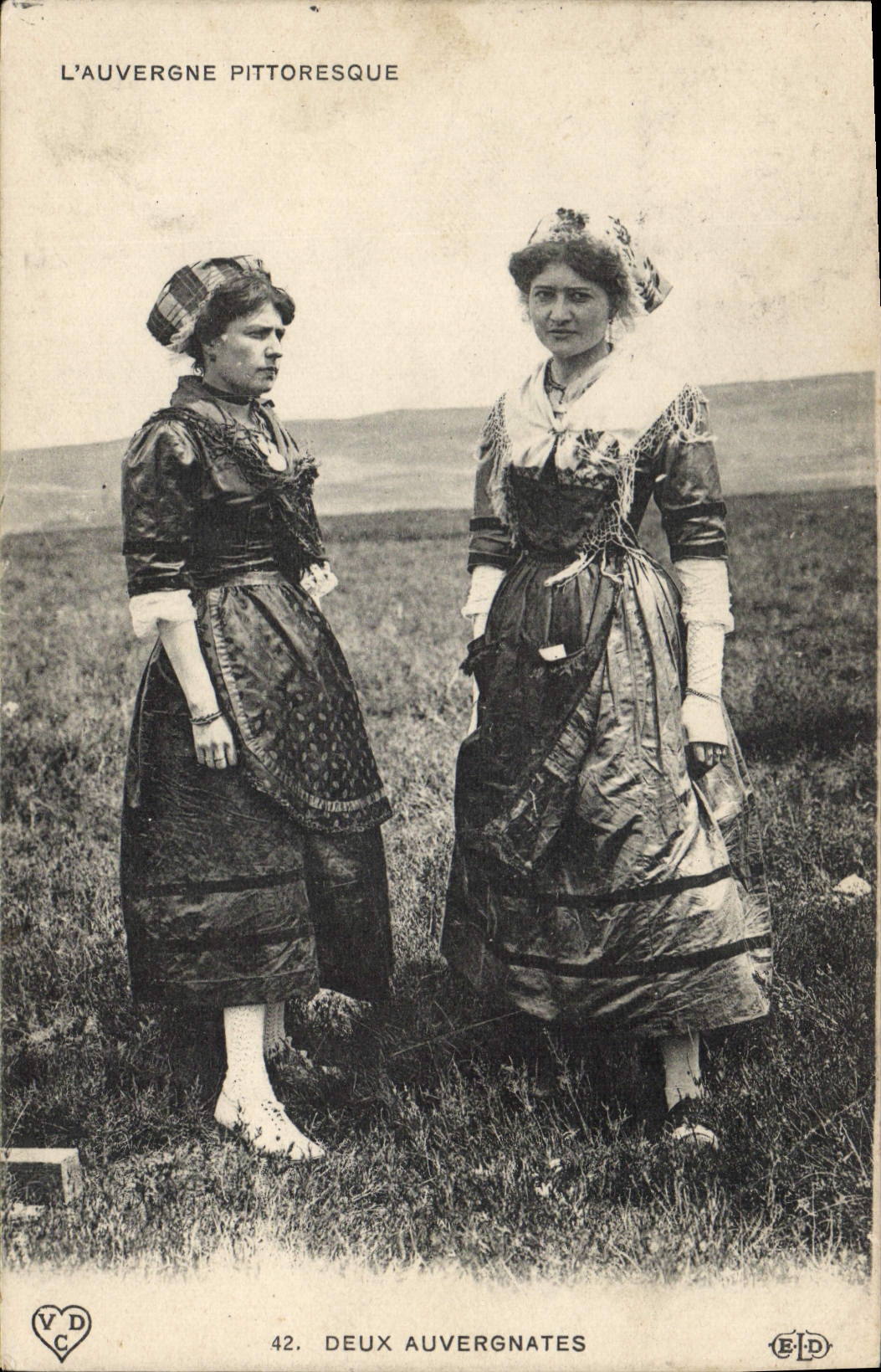 CPA Folklore Auvergne Deux Auvergnates