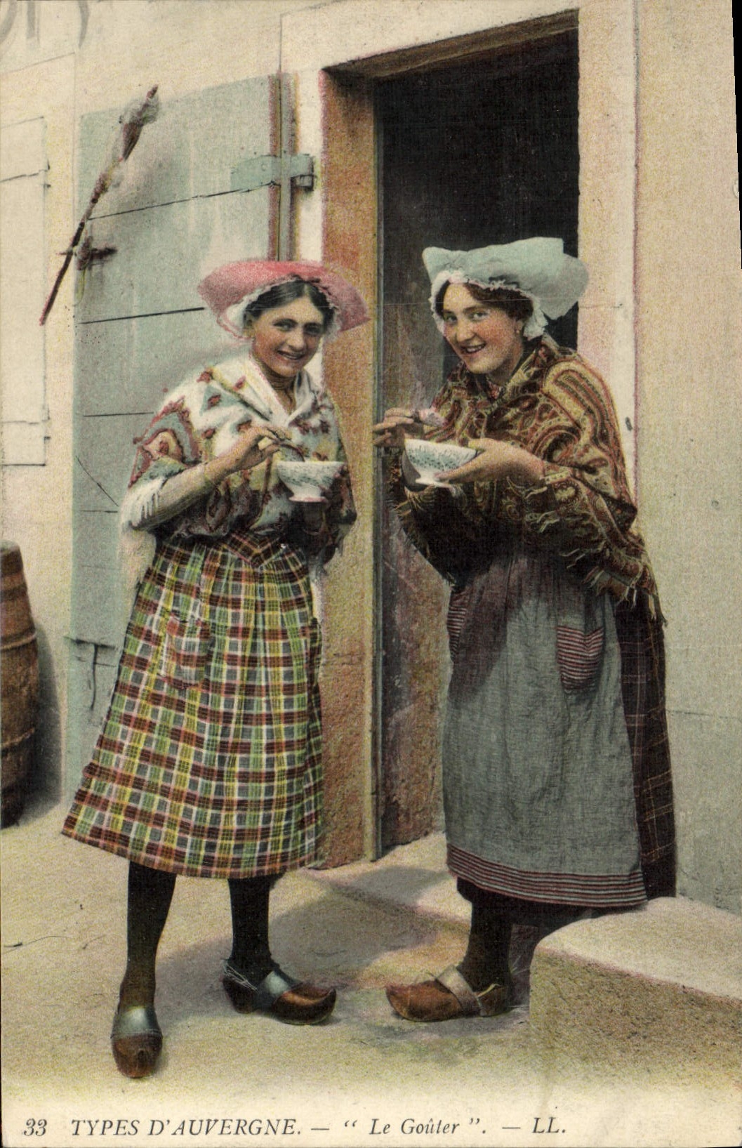 CPA Folklore Auvergne Le gouter